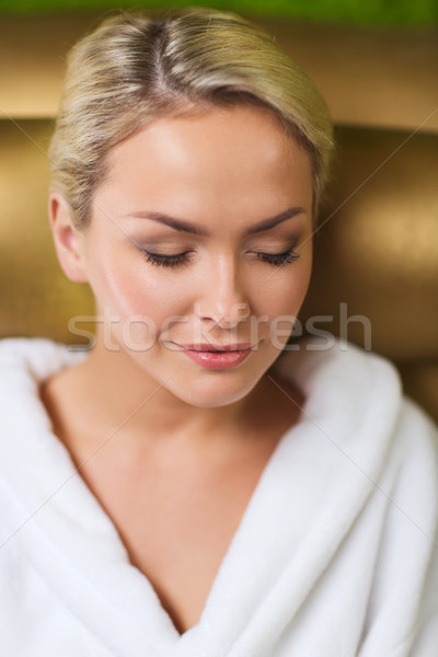 關閉 女子 坐在 浴 長袍 溫泉 商業照片 © dolgachov