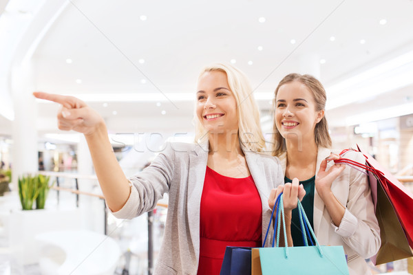 Glücklich junge Frauen Einkaufstaschen Mall Verkauf Konsumismus Stock foto © dolgachov