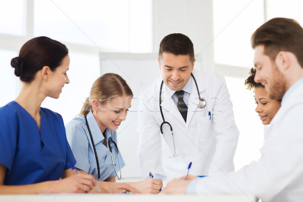 Gruppe glücklich Ärzte Sitzung Krankenhaus Büro Stock foto © dolgachov