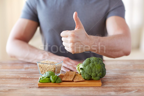 [[stock_photo]]: Homme · mains · alimentaire · riche