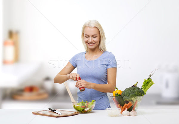 Stock fotó: Mosolygó · nő · főzés · zöldség · saláta · konyha · egészséges · étkezés