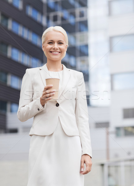 Glimlachend zakenvrouw papier beker buitenshuis business Stockfoto © dolgachov