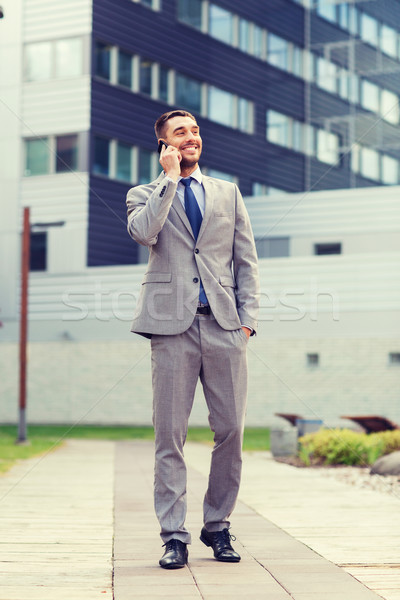 Stockfoto: Glimlachend · zakenman · smartphone · buitenshuis · business · technologie