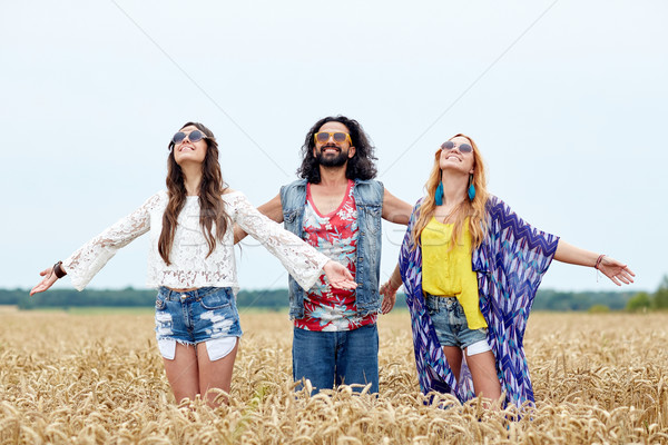 [[stock_photo]]: Souriant · jeunes · hippie · amis · céréales · domaine