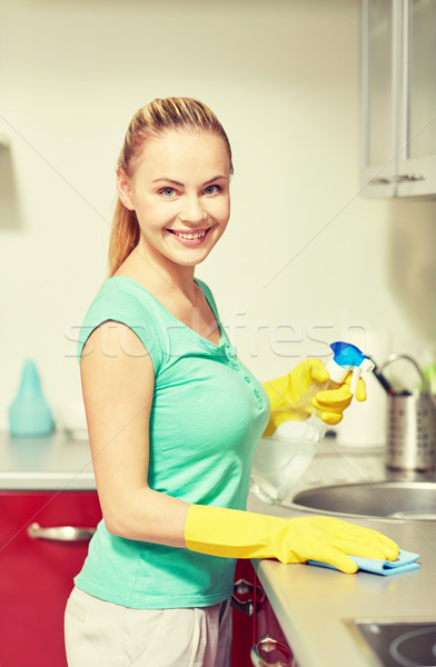 Szczęśliwy kobieta czyszczenia tabeli domu kuchnia Zdjęcia stock © dolgachov