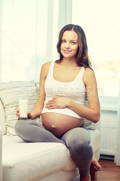 Fericit femeie gravida potabilă lapte acasă sarcină Imagine de stoc © dolgachov