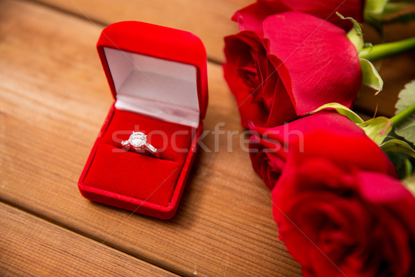 Közelkép gyémánt eljegyzési gyűrű vörös rózsák szeretet javaslat Stock fotó © dolgachov