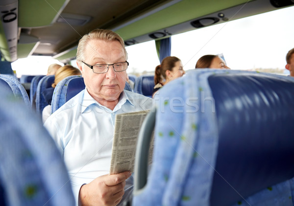 Stock foto: Glücklich · Senior · Mann · Lesung · Zeitung · Reise