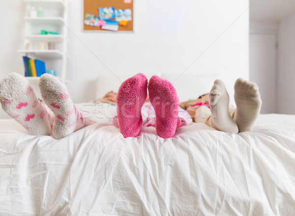[[stock_photo]]: Femmes · pieds · chaussettes · lit · maison