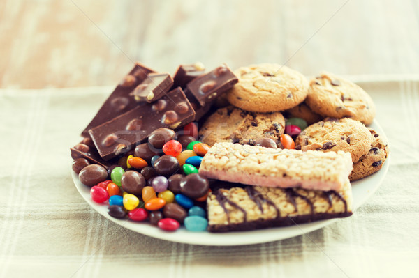 Słodycze tabeli niezdrowe jedzenie czekolady Zdjęcia stock © dolgachov