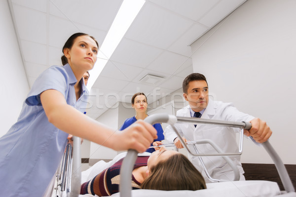 [[stock_photo]]: Femme · hôpital · urgence · profession · personnes