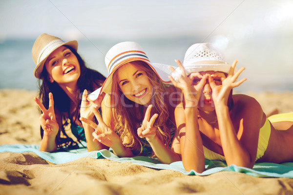 девочек солнечные ванны пляж лет праздников отпуск Сток-фото © dolgachov