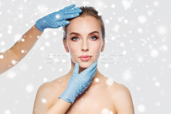 Stockfoto: Chirurg · handen · aanraken · vrouw · gezicht · mensen · plastische · chirurgie