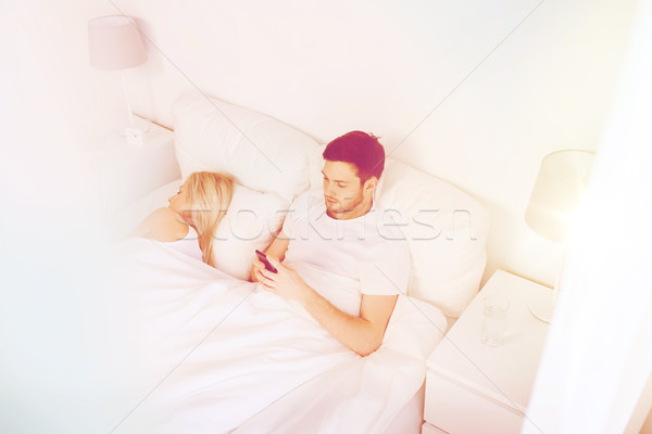Człowiek wiadomość kobieta snem bed Zdjęcia stock © dolgachov