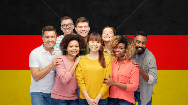 Internaţional grup fericit zâmbitor oameni diversitate Imagine de stoc © dolgachov
