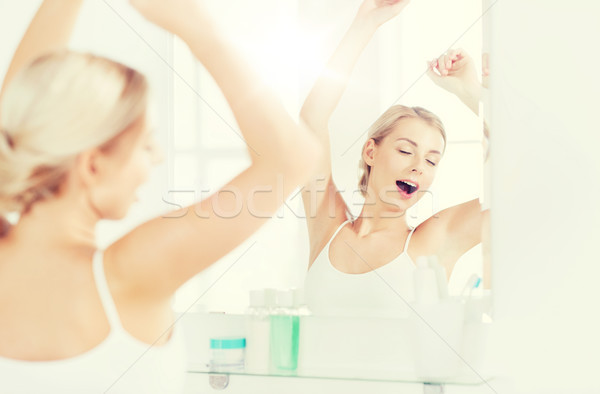 Kobieta lustra łazienka rano budzenie Zdjęcia stock © dolgachov