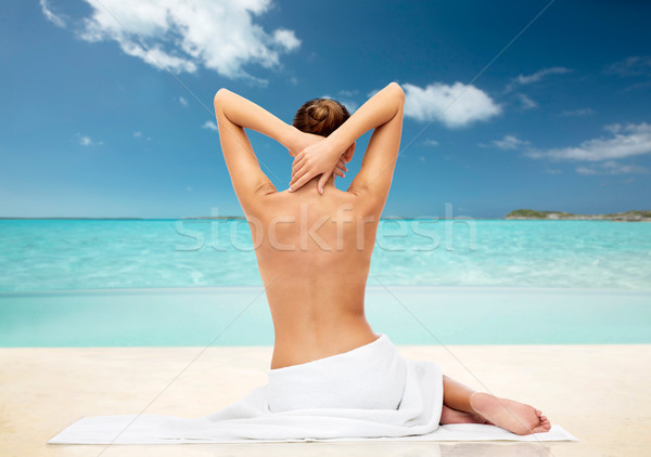 Belo mulher jovem branco toalha nu topo Foto stock © dolgachov