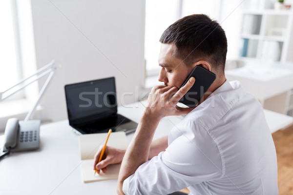 Stockfoto: Zakenman · roepen · smartphone · kantoor · zakenlieden · communicatie