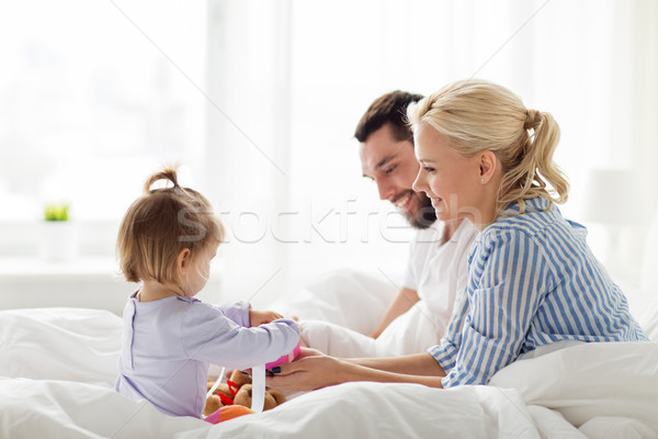 Stockfoto: Gelukkig · gezin · geschenkdoos · bed · home · mensen · familie