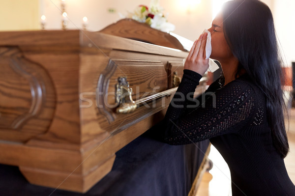 Vrouw kist huilen begrafenis kerk mensen Stockfoto © dolgachov