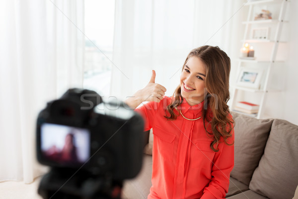 Femme caméra vidéo maison blogging technologie Photo stock © dolgachov