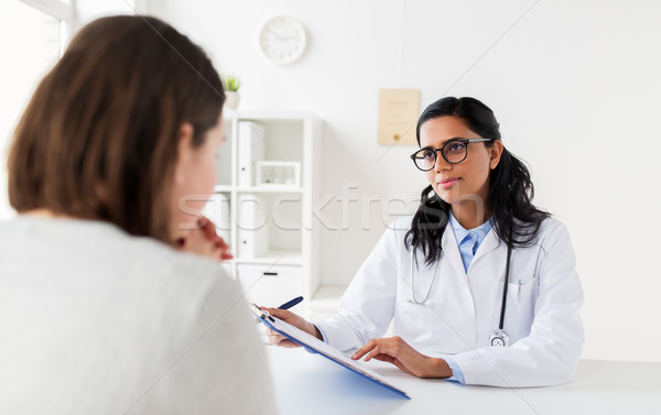 Foto stock: Médico · clipboard · mulher · paciente · clínica · medicina