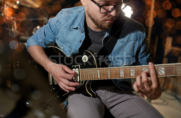 Foto d'archivio: Uomo · giocare · chitarra · studio · concerto · musica