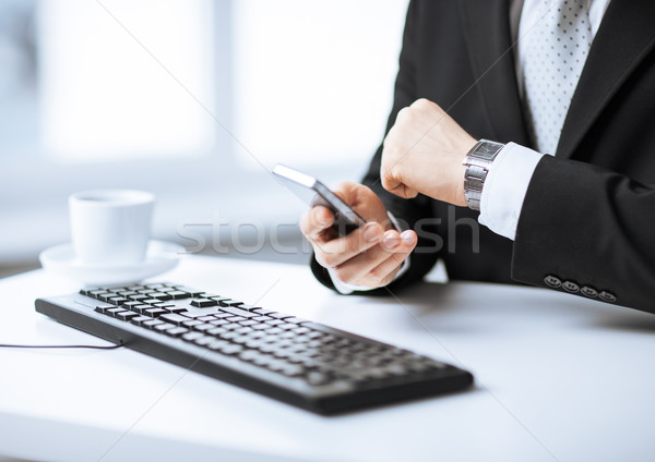 Férfi kezek billentyűzet okostelefon karóra néz Stock fotó © dolgachov