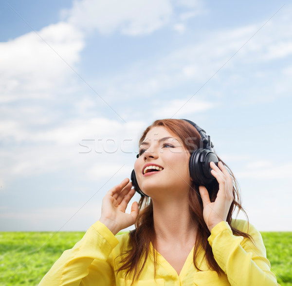 Sonriendo joven auriculares casa tecnología música Foto stock © dolgachov