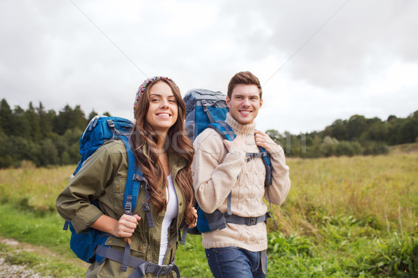 Glimlachend paar wandelen avontuur reizen toerisme Stockfoto © dolgachov