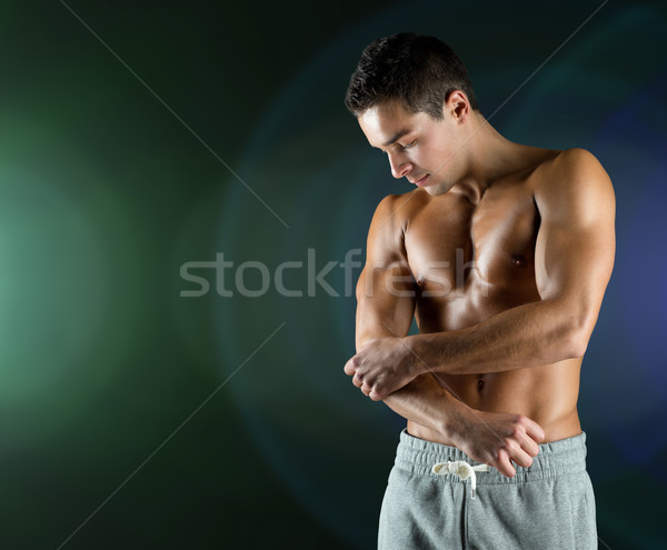 Jonge mannelijke bodybuilder gewond aanraken elleboog Stockfoto © dolgachov