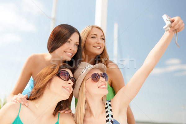 Mosolyog lányok elvesz fotó kávézó tengerpart Stock fotó © dolgachov