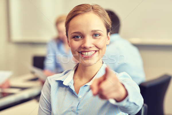 Sorridere imprenditrice punta dito uomini d'affari lavoro di squadra Foto d'archivio © dolgachov