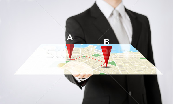 關閉 男子 手 顯示 GPS 地圖 商業照片 © dolgachov