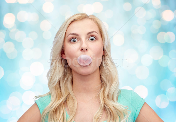 快樂 年輕女子 十幾歲的女孩 咀嚼 膠 情緒 商業照片 © dolgachov