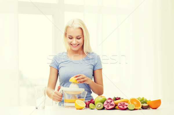 Lächelnde Frau Fruchtsaft home gesunde Ernährung Diäten Stock foto © dolgachov