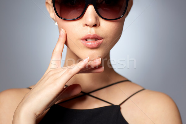 Foto stock: Bela · mulher · preto · óculos · de · sol