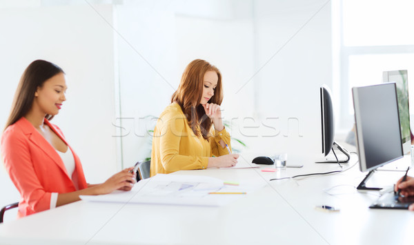 Stockfoto: Creatieve · vrouwelijke · kantoormedewerker · schrijven · notebook · business