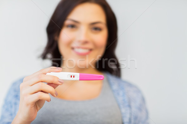 關閉 快樂 女子 家 妊娠試驗 懷孕 商業照片 © dolgachov