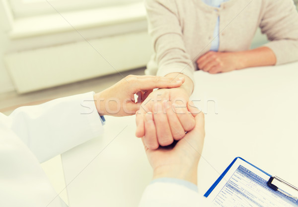 [[stock_photo]]: Médecin · supérieurs · femme · impulsion · hôpital · médecine