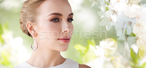 微笑的女人 白色禮服 珍珠 首飾 豪華 婚禮 商業照片 © dolgachov