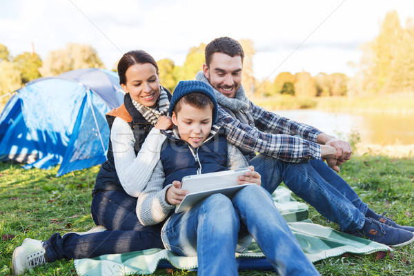 Stock fotó: Boldog · család · táblagép · sátor · tábor · helyszín · kempingezés