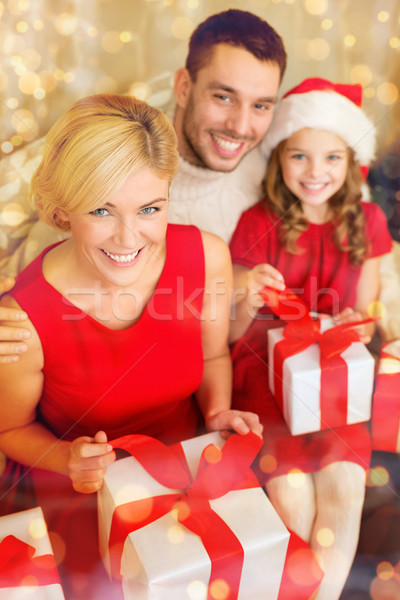 Szczęśliwą rodzinę otwarcie rodziny christmas Zdjęcia stock © dolgachov