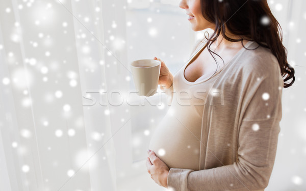 Kobieta w ciąży okno ciąży napojów Zdjęcia stock © dolgachov