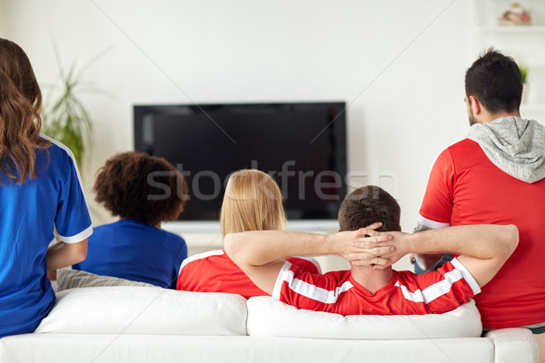 Arkadaşlar futbol fanlar izlerken tv ev Stok fotoğraf © dolgachov