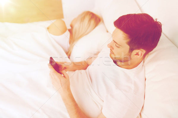 男子 信息 女子 睡眠 床 商業照片 © dolgachov