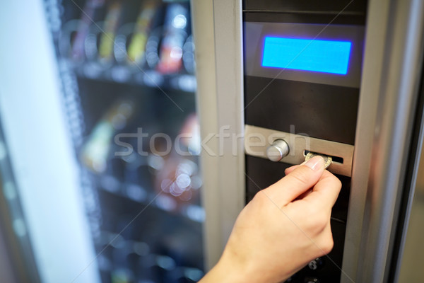 Kéz Euro érme árusító automata rés elad Stock fotó © dolgachov