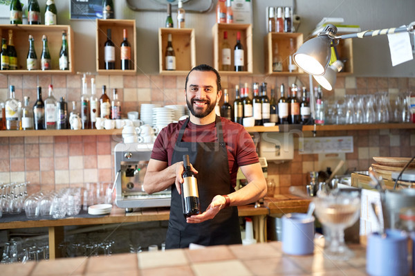 Foto stock: Feliz · homem · garçom · garrafa · vinho · tinto · bar