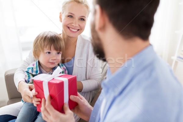 Famille heureuse anniversaire cadeau maison personnes vacances [[stock_photo]] © dolgachov