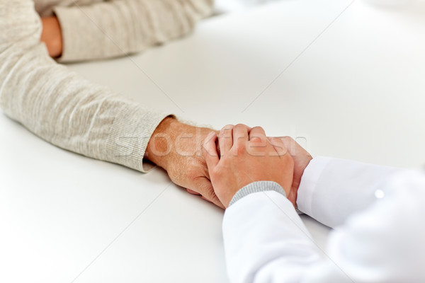 Arzt halten Alte Hand Medizin Stock foto © dolgachov